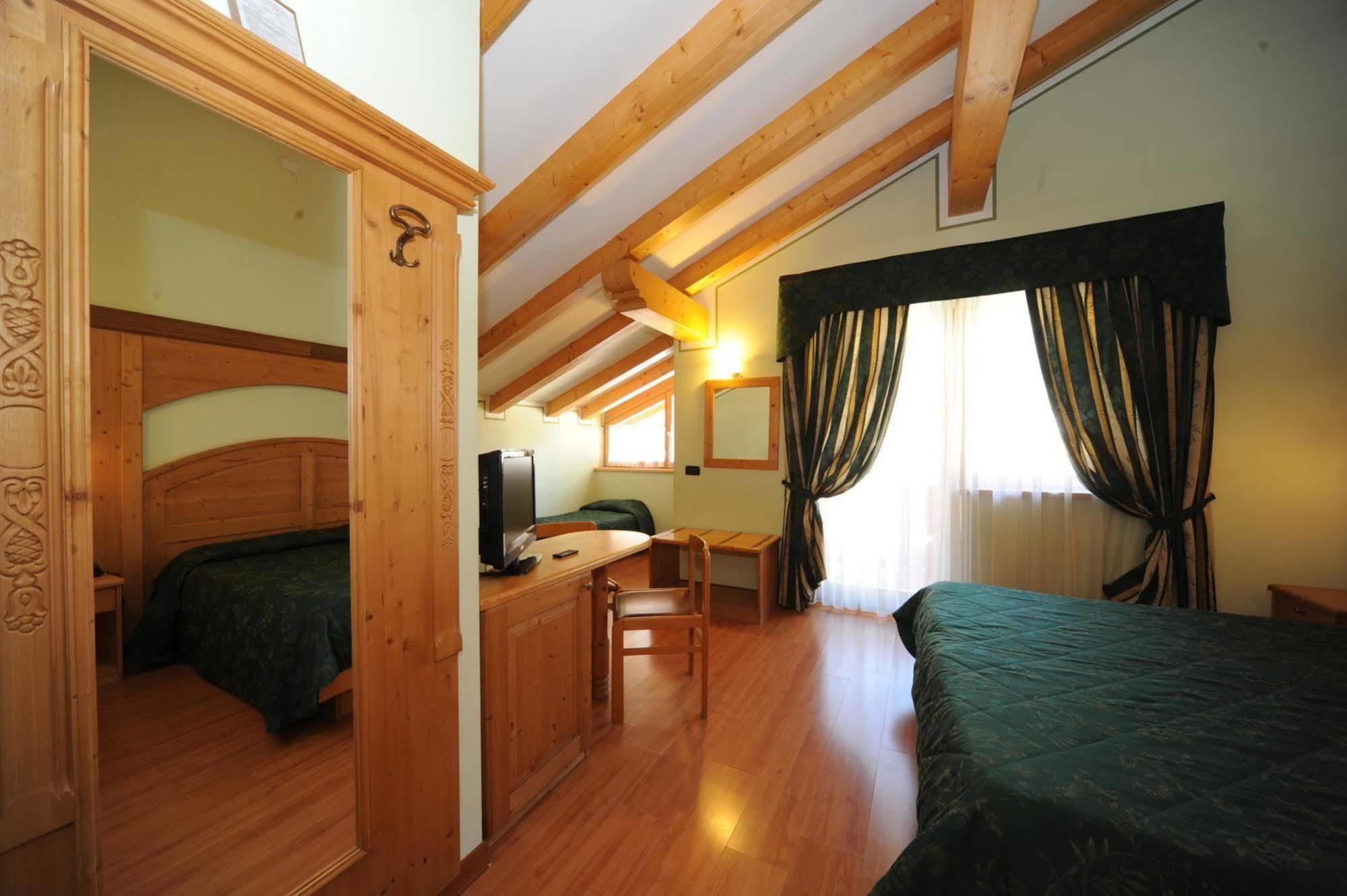 Residence Canada Pinzolo Exterior photo