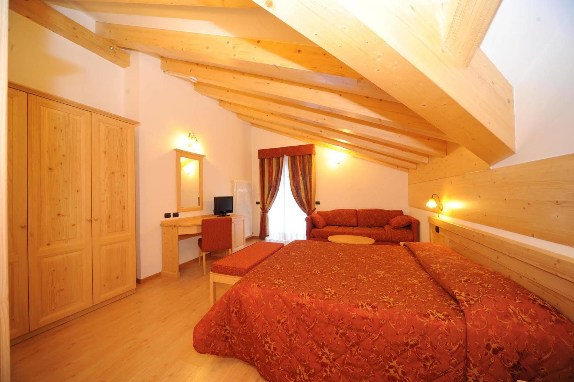 Residence Canada Pinzolo Exterior photo